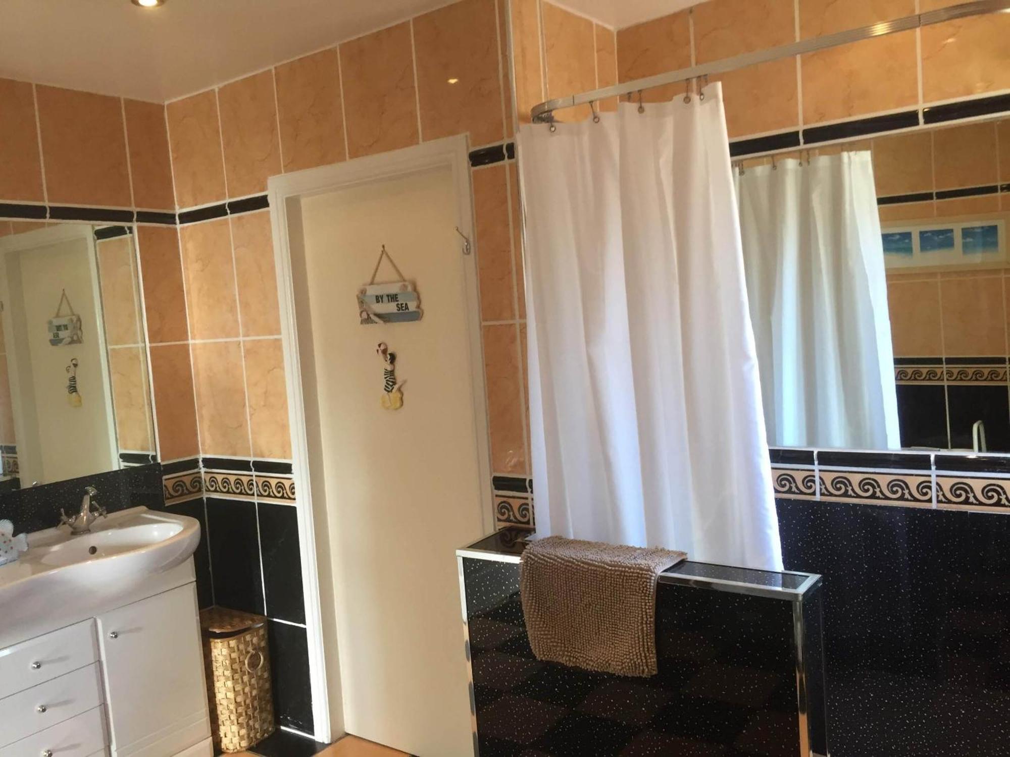 Hogwarts Bed And Continental Breakfast Villa Sheerness Phòng bức ảnh